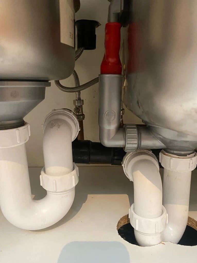 Neat under-sink plumbing and waste pipework installation